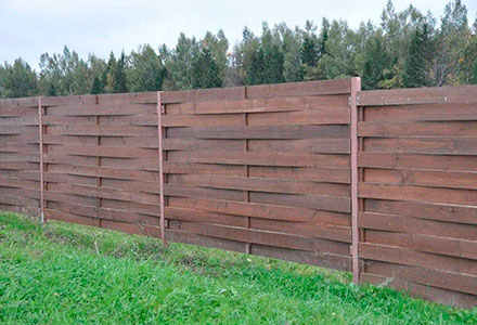 Забор из деревянных досок плетенка
