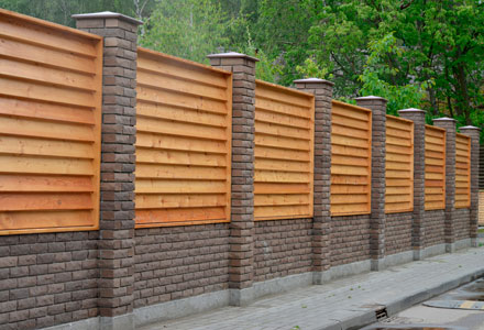 Деревянный забор из лиственницы на кирпичных столбах