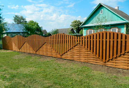 Декоративный забор деревянный из штакетника