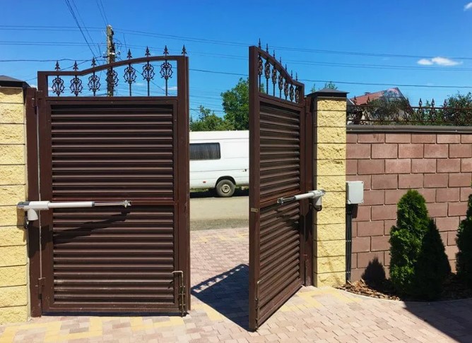Распашные ворота с электроприводом для дачи в Краснодаре