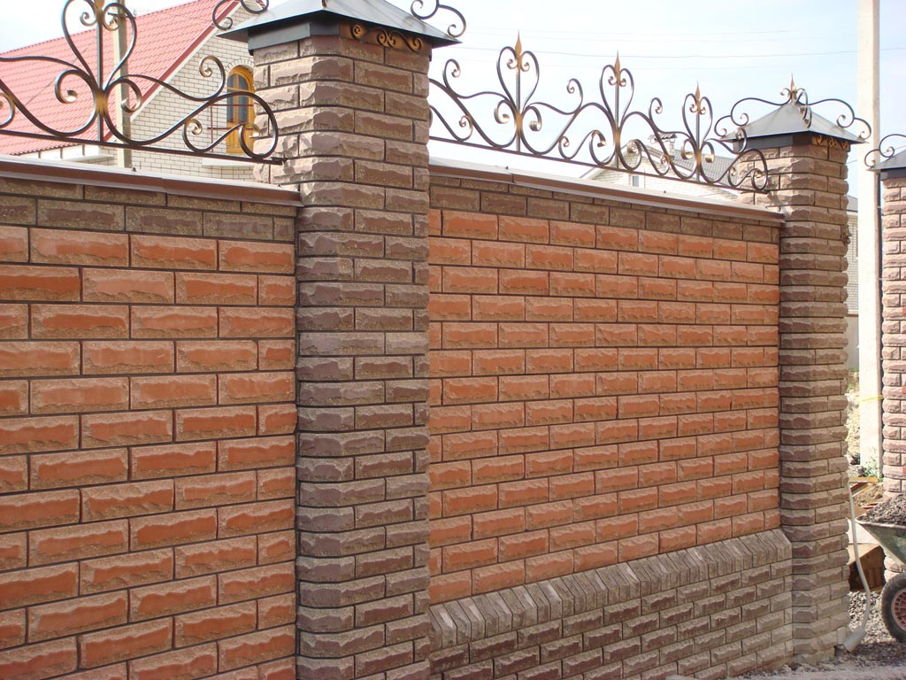 Кирпичный забор с кованными элементами темного цвета