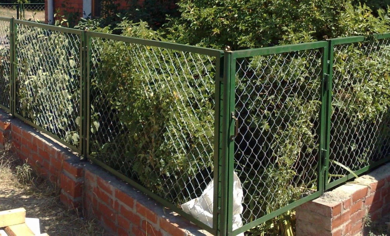 Забор из сетки на кирпичном фундаменте
