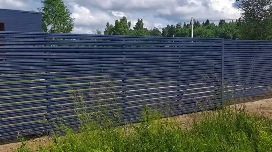 Горизонтальный забор из металлического штакетника серый