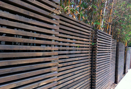 Забор из деревянных реек горизонтальный