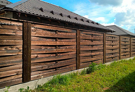 Забор деревянный горизонтальный секционный