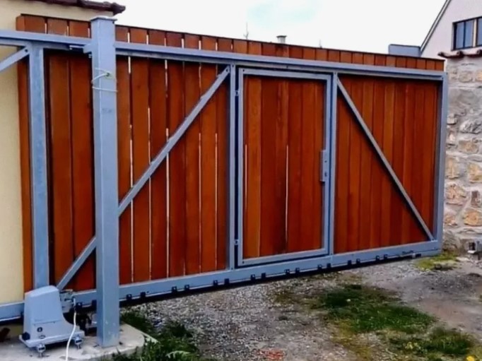 Откатные ворота с калиткой на роликах из дерева в Краснодаре