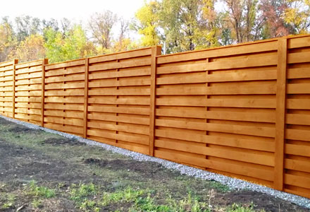 Забор деревянный горизонтальный многоуровневый