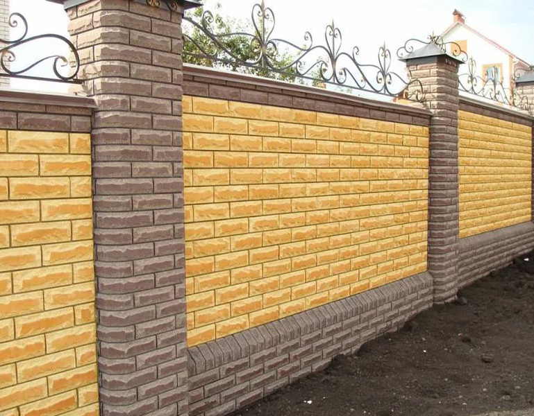 Забор из желтого и серого кирпича