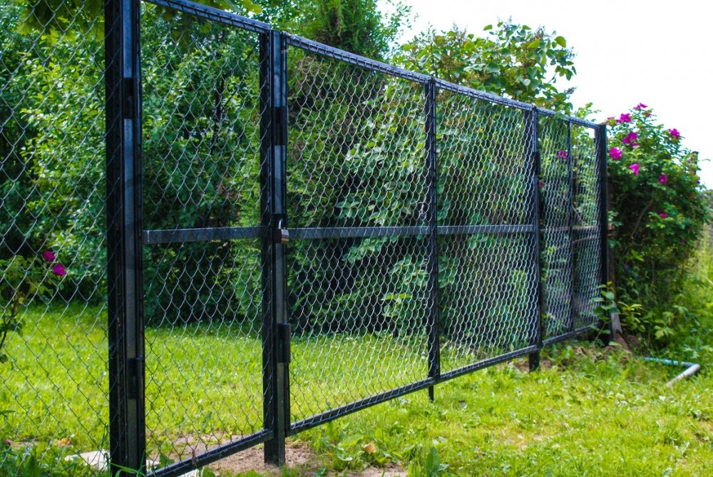 Забор рабица для дачи с калиткой и воротами