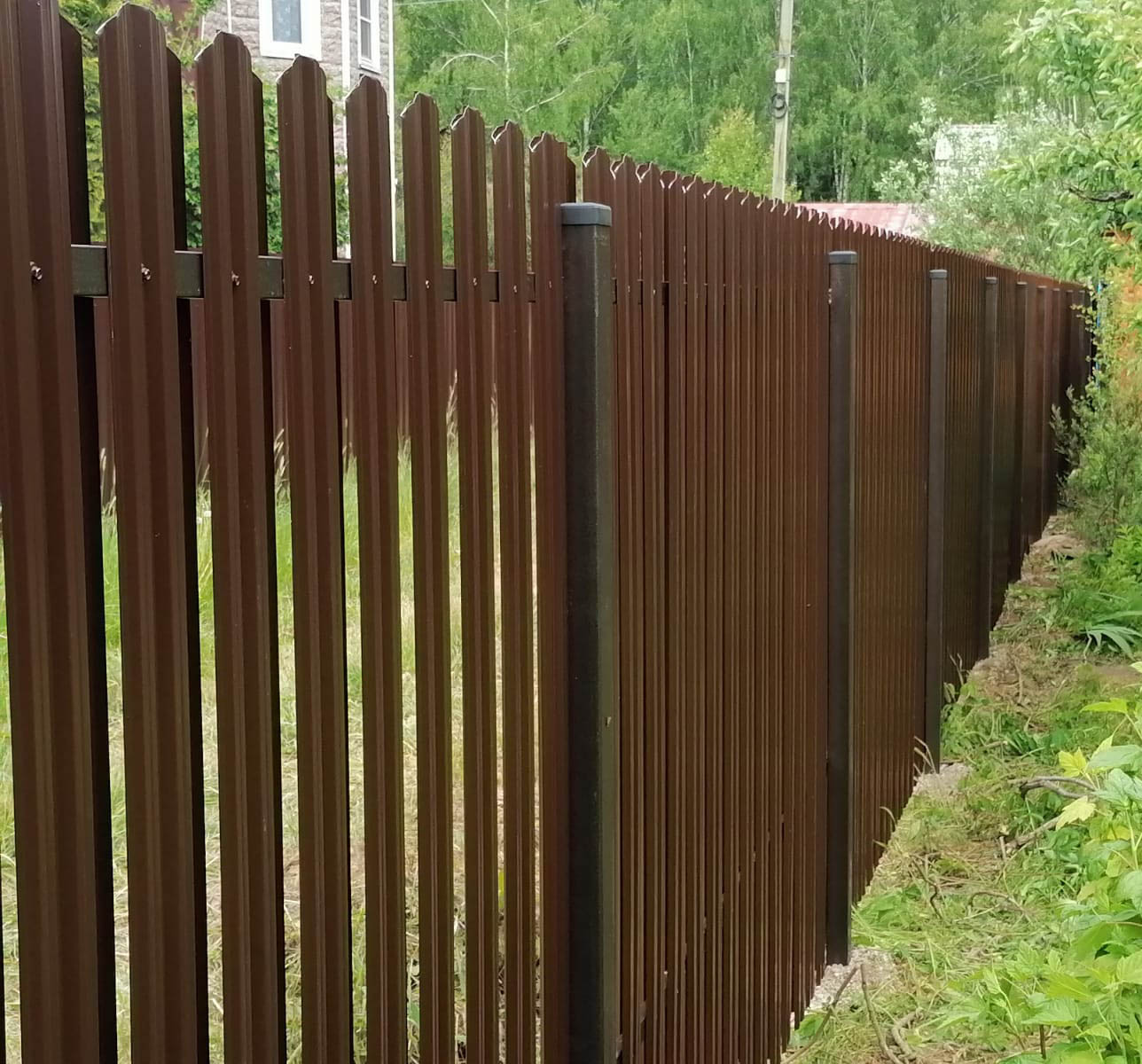 Забор коричневый из металлического штакетника
