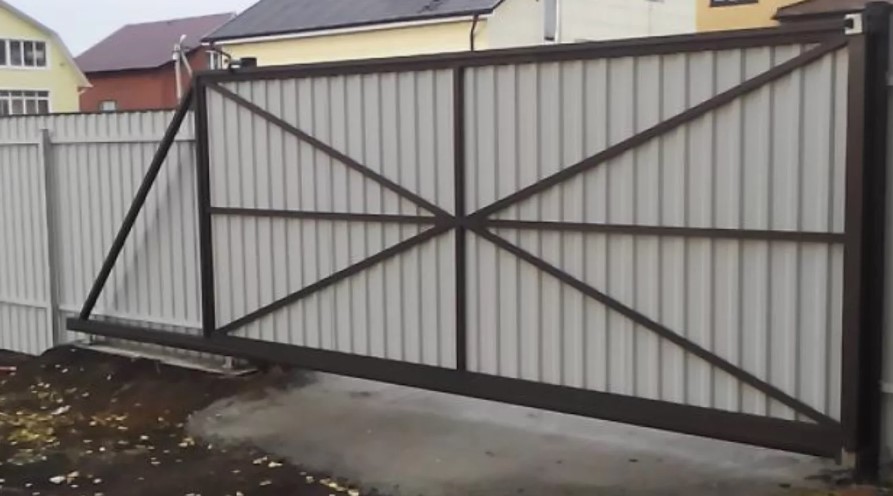 Ворота откатные механические на роликах для загородного дома в Краснодаре