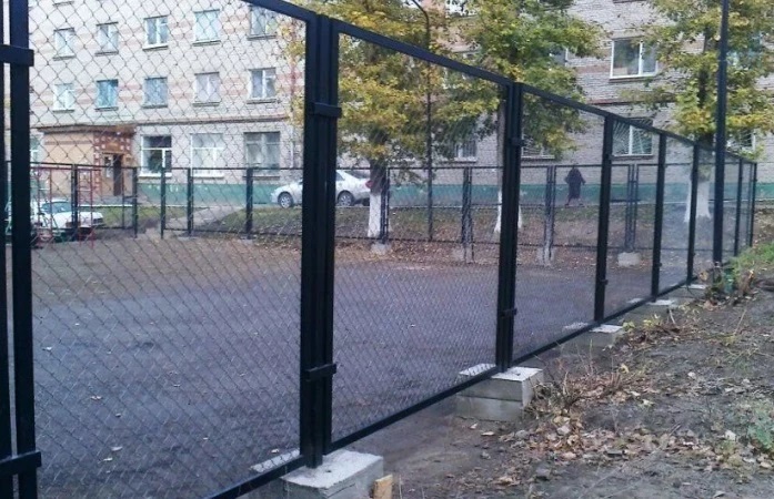 Забор из сетки рабицы для парковки