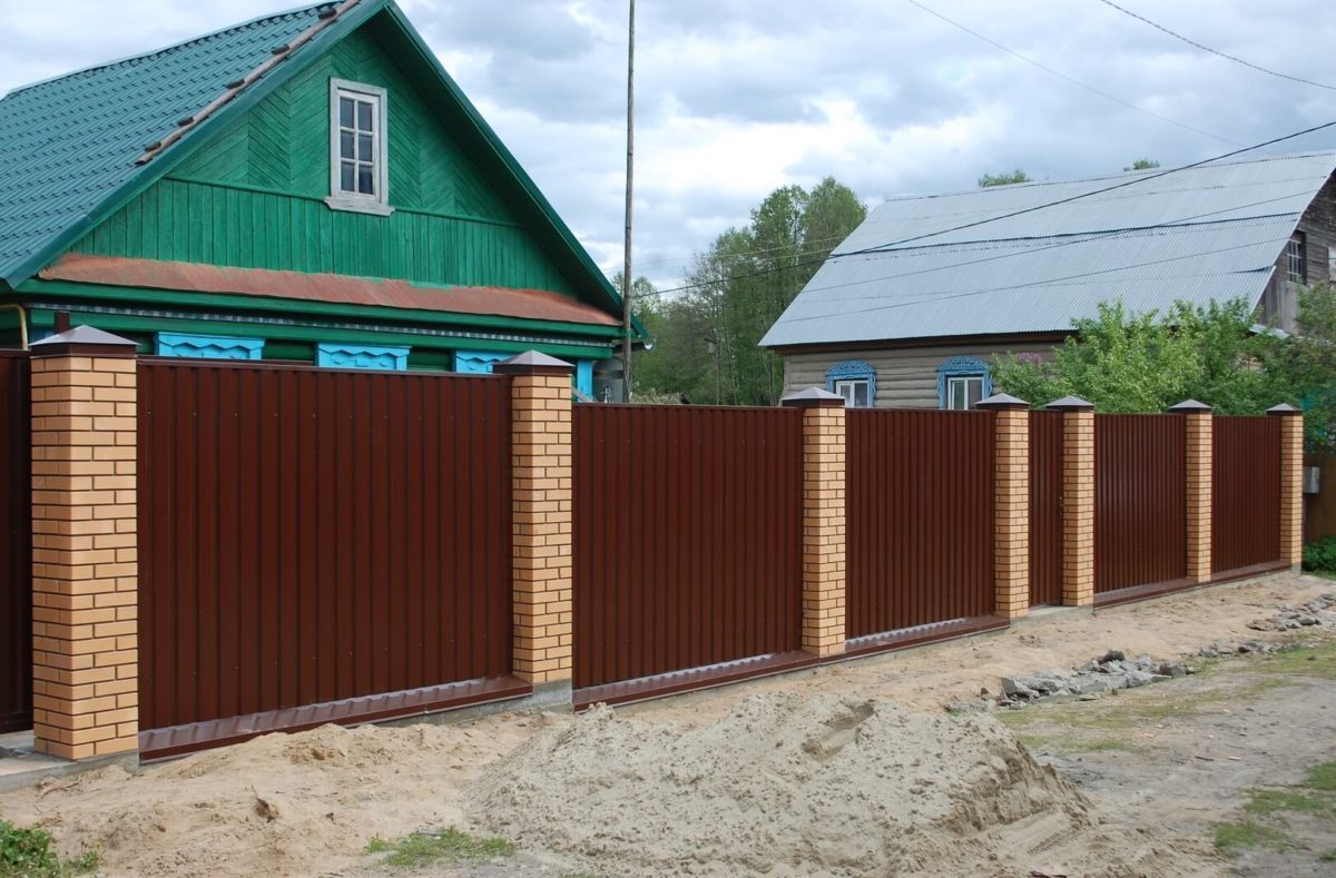 Кирпичный забор с профнастилом С20 коричневый