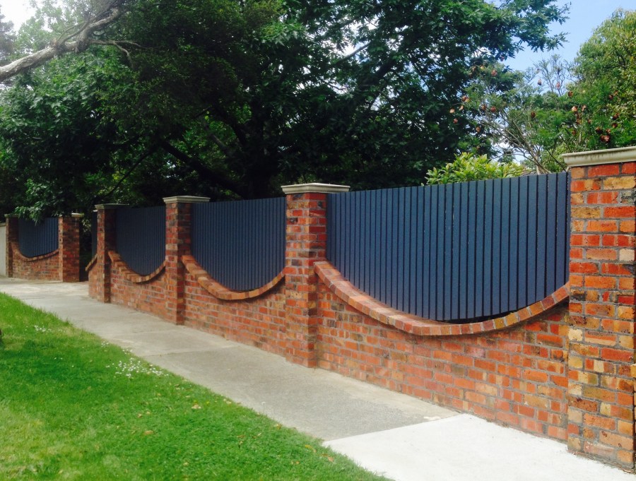 Кирпично металлический забор для сада
