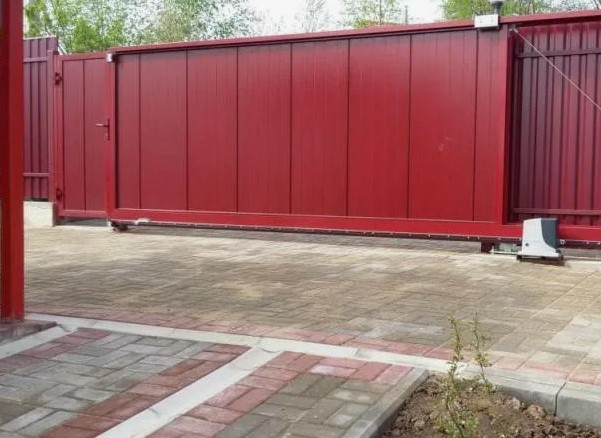 Откатные ворота с калиткой на роликах красные в Краснодаре