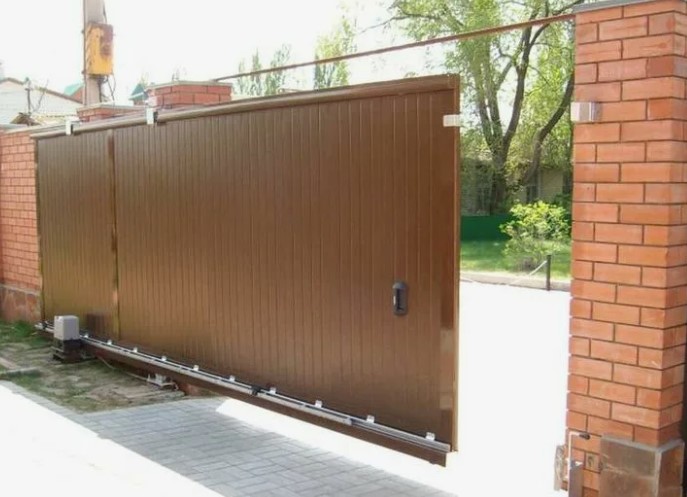 Ворота откатные механические на роликах коричневые в Краснодаре