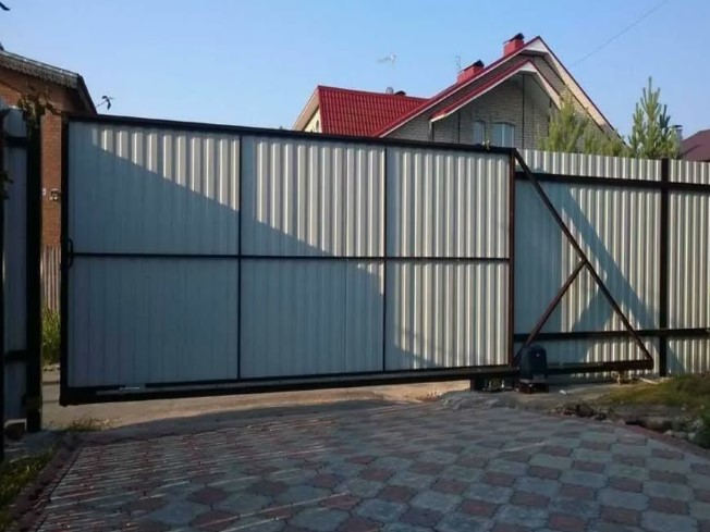 Ворота откатные на роликах окрашенные в Краснодаре