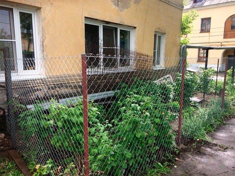 Забор из сетки со столбами для частного дома
