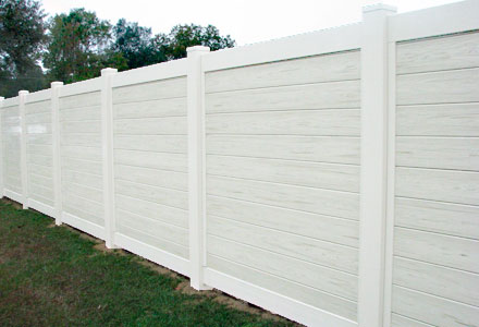 Белый деревянный забор горизонтальный