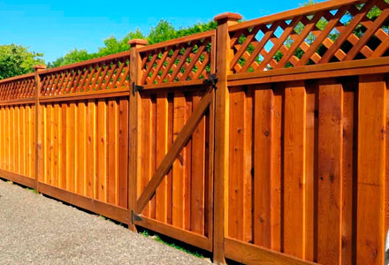 Высокий деревянный забор с узором