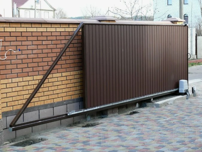 Ворота откатные на роликах из коричневого профлиста в Краснодаре