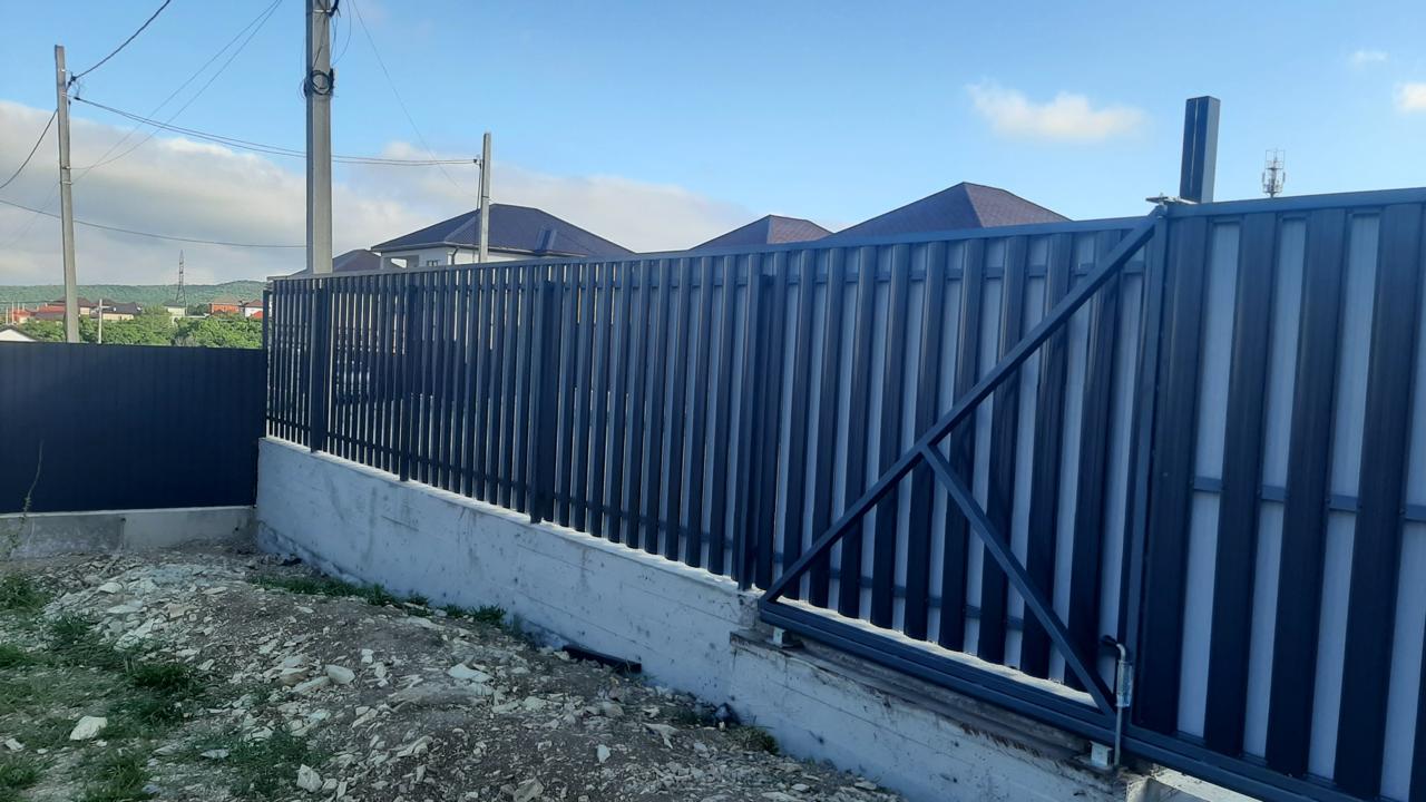 Забор из евроштакетника на ленточном фундаменте с воротами и калиткой
