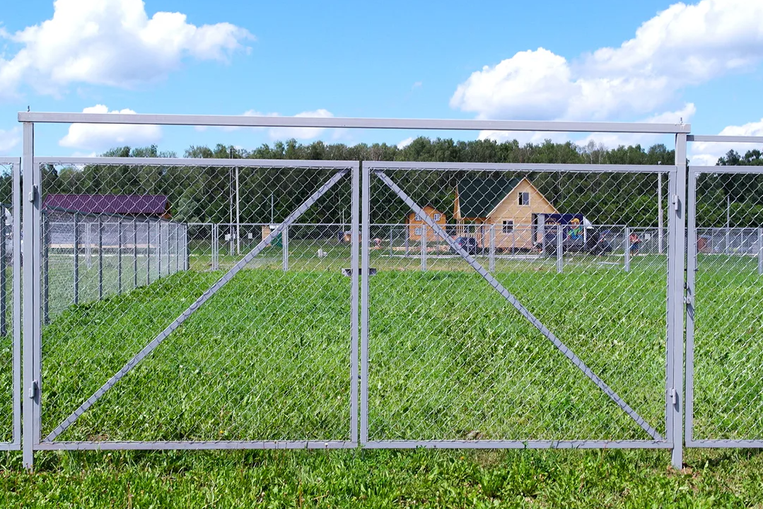Забор из секций сетки с распашными воротами