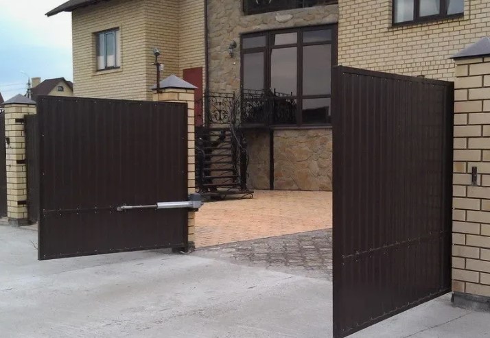 Автоматические распашные ворота коричневого цвета в Краснодаре