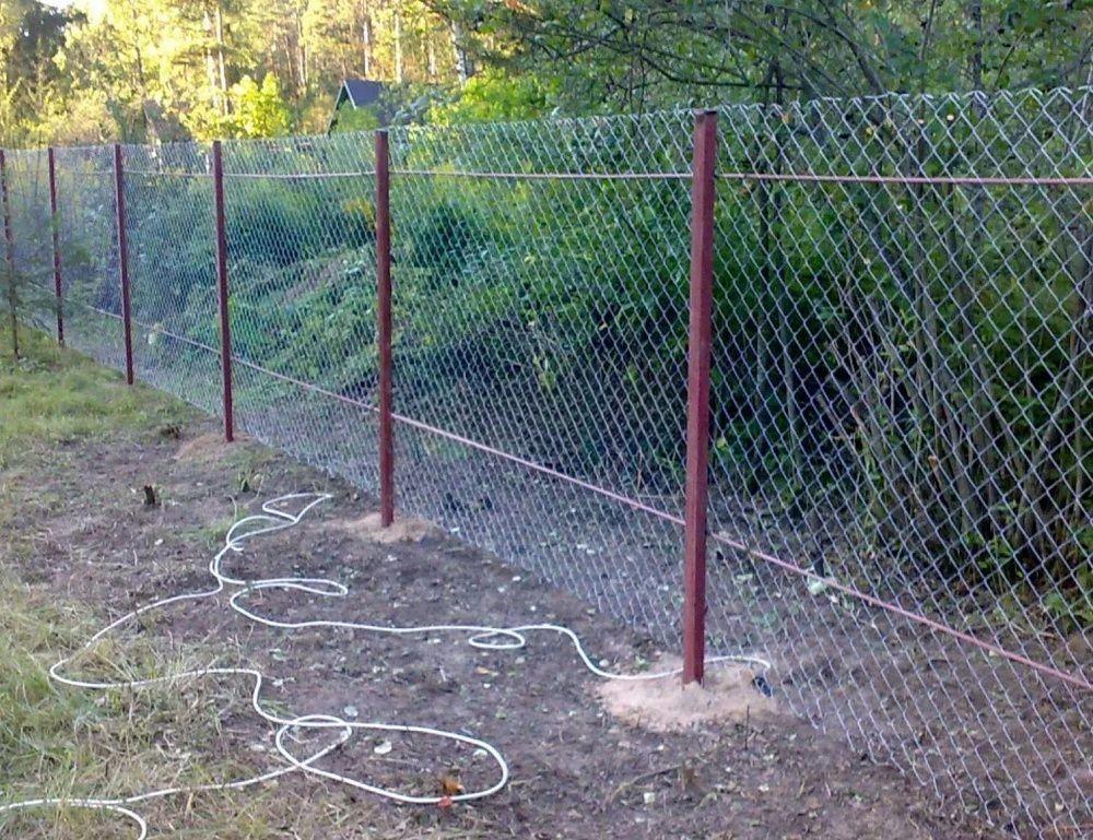 Забор из сетки на металлических столбах