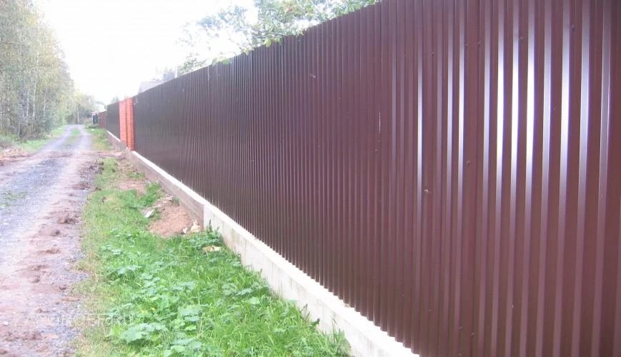 Забор из коричневого профнастила на ленточном фундаменте