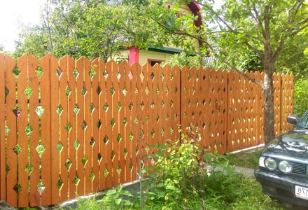 Забор из деревянного штакетника резной