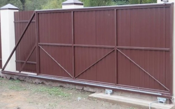 Откатные ворота с калиткой на роликах из профнастила в Краснодаре