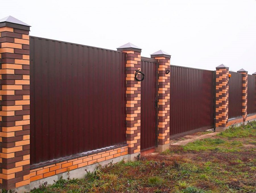 Забор с кирпичными столбами и металлом