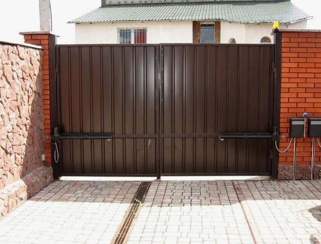 Ворота распашные наружу на кирпичных столбах в Краснодаре
