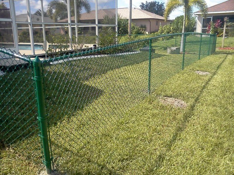 Забор из сетки рабицы для участка зеленый