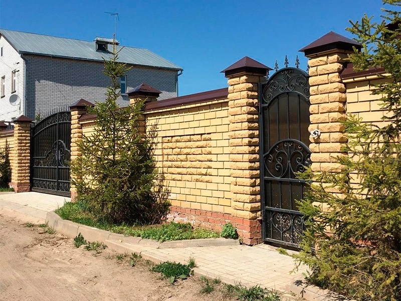 Забор из кирпича с воротами