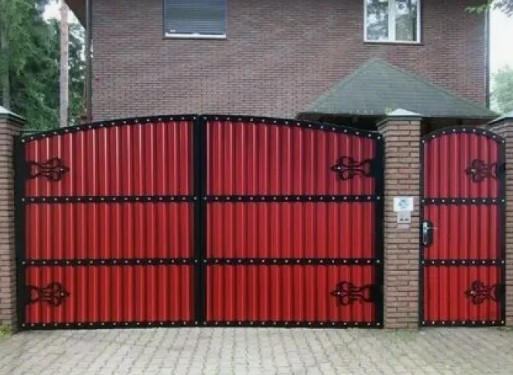 Распашные ворота с калиткой из профнастила красные в Краснодаре