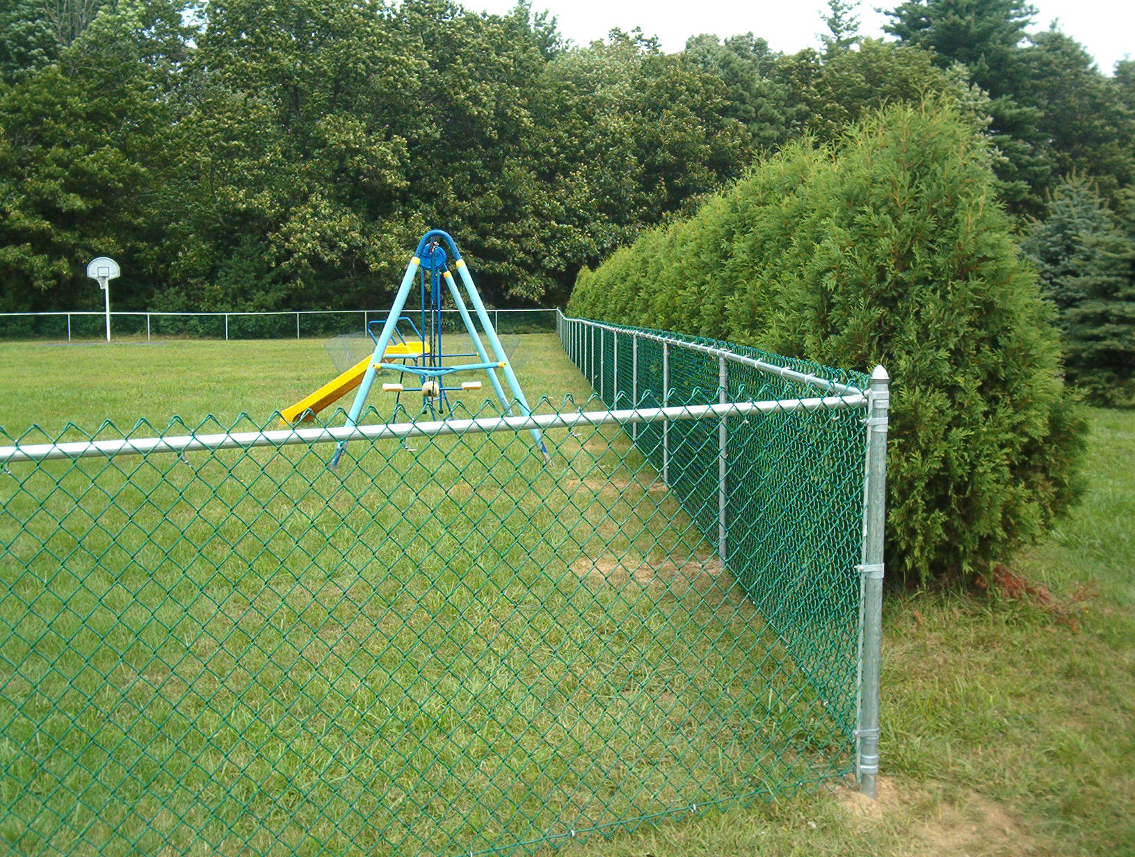Забор сетка рабица на столбах для детской площадки